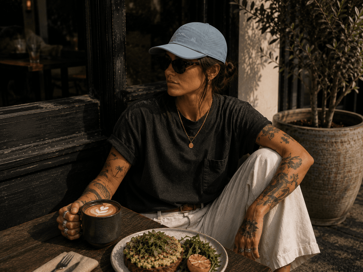 Woman at outdoor café wearing a Caspones cap